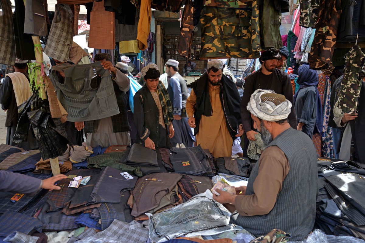 خياطو أفغانستان يعملون بأقصى طاقتهم عشية عيد الفطر